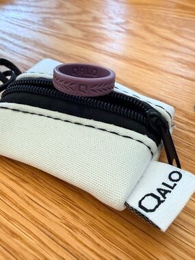 Wallflower Mauve Silicone Ring with Laurel Detail